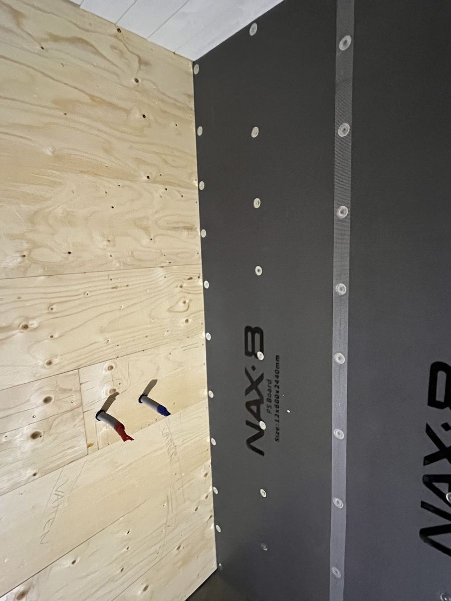 Underarbete i våtrum med skivor för tätskikt innan plattsättning